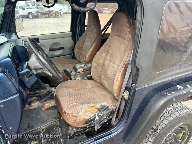 image for item FC5295 2000 Jeep Wrangler Sport SUV