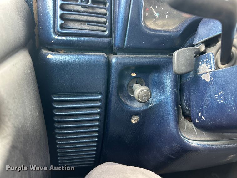 image for item FC5295 2000 Jeep Wrangler Sport SUV