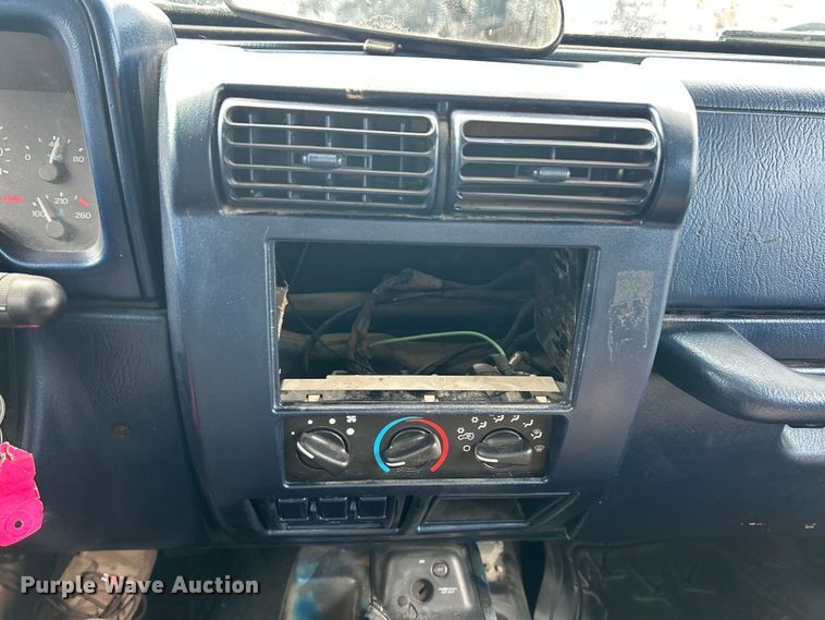 image for item FC5295 2000 Jeep Wrangler Sport SUV