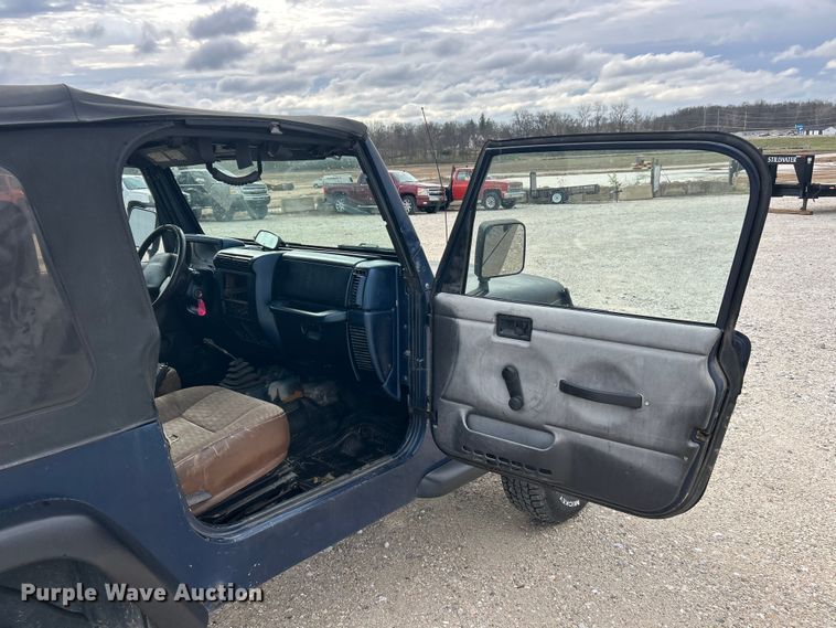 image for item FC5295 2000 Jeep Wrangler Sport SUV