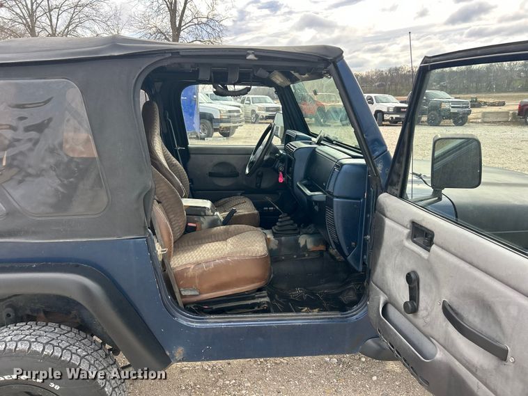 image for item FC5295 2000 Jeep Wrangler Sport SUV