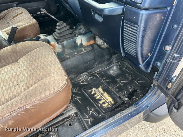 image for item FC5295 2000 Jeep Wrangler Sport SUV