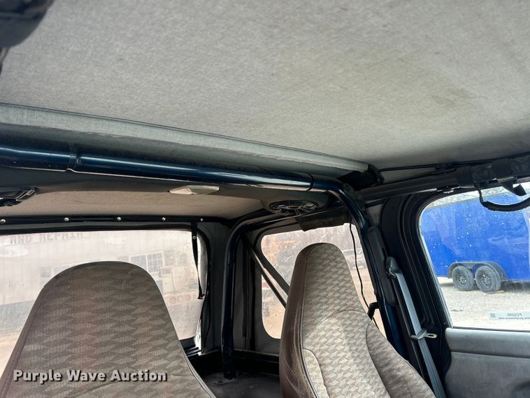 image for item FC5295 2000 Jeep Wrangler Sport SUV