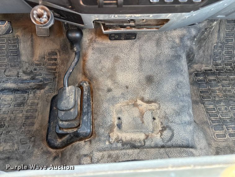 image for item FG0213 2011 Ford F550 Super Duty truck cab and chassis