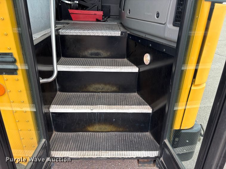 image for item FG2808 2014 Thomas Built HDX school bus