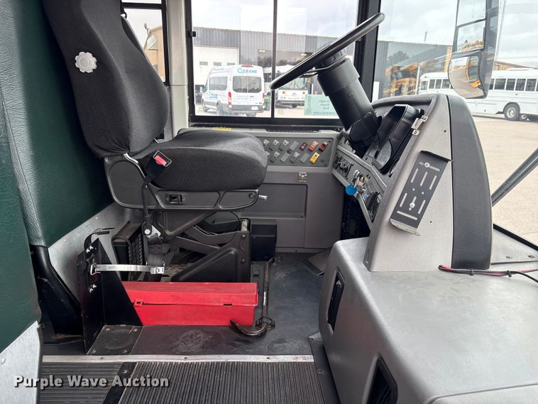 image for item FG2808 2014 Thomas Built HDX school bus