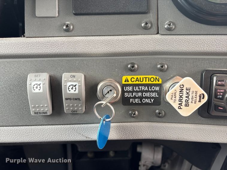 image for item FG2808 2014 Thomas Built HDX school bus