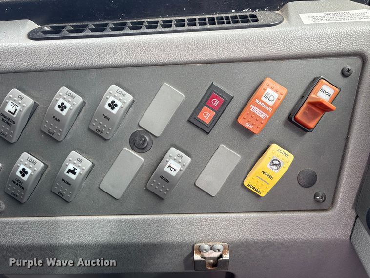 image for item FG2808 2014 Thomas Built HDX school bus