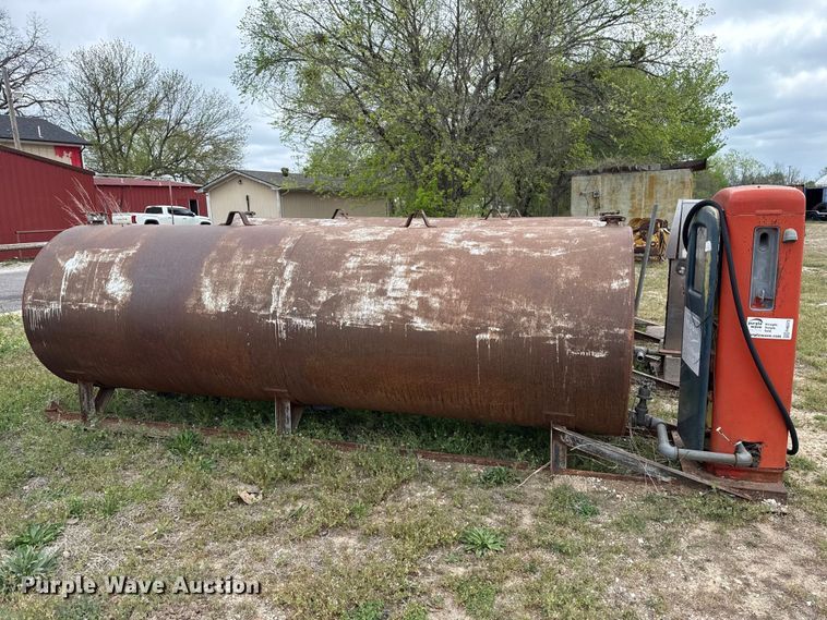 image for item FH6573 (3) fuel tanks and pumps