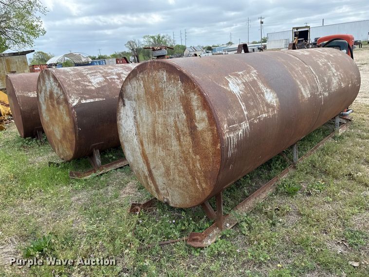 image for item FH6573 (3) fuel tanks and pumps