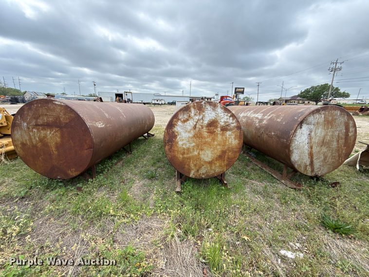 image for item FH6573 (3) fuel tanks and pumps