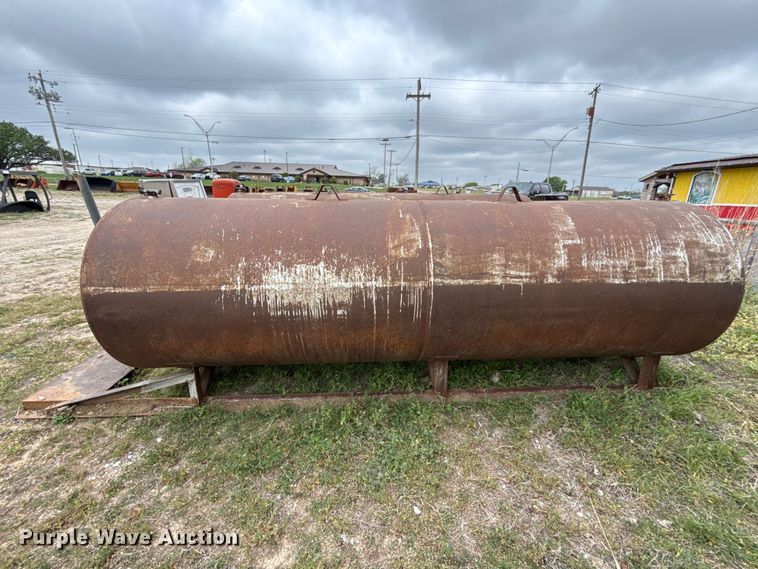 image for item FH6573 (3) fuel tanks and pumps