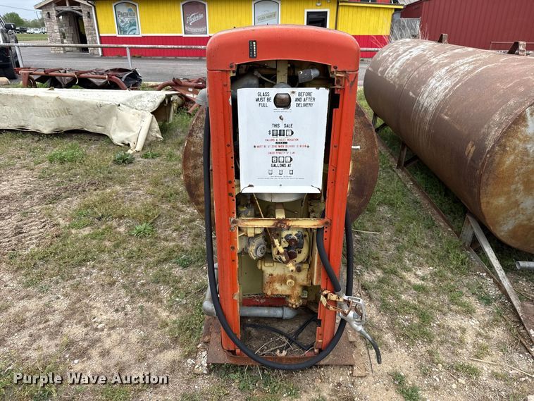 image for item FH6573 (3) fuel tanks and pumps
