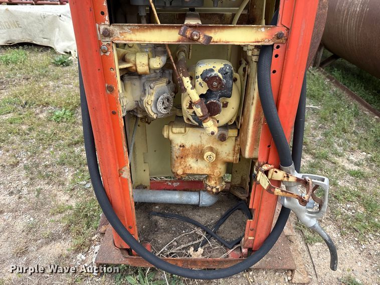 image for item FH6573 (3) fuel tanks and pumps