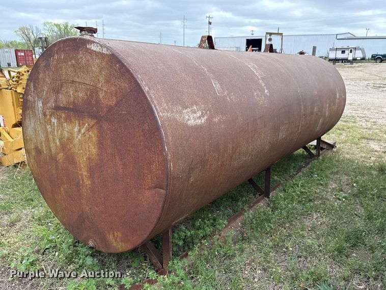 image for item FH6573 (3) fuel tanks and pumps