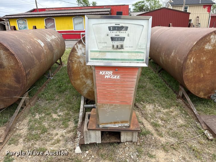 image for item FH6573 (3) fuel tanks and pumps