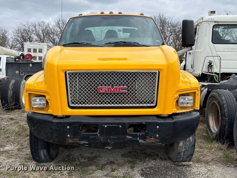 image for item FH7034 2006 GMC C7500 truck cab and chassis