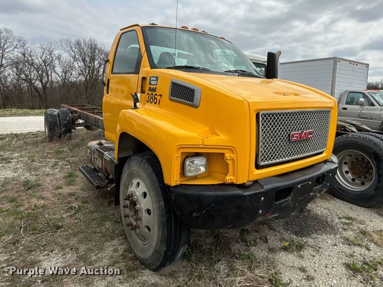 image for item FH7034 2006 GMC C7500 truck cab and chassis