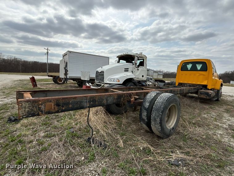image for item FH7034 2006 GMC C7500 truck cab and chassis