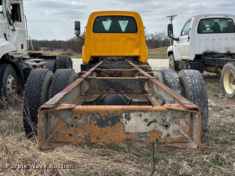 image for item FH7034 2006 GMC C7500 truck cab and chassis