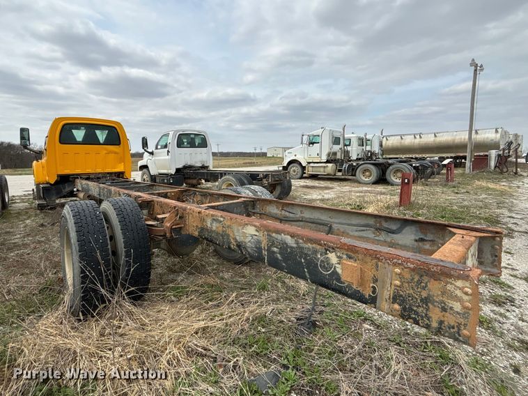 image for item FH7034 2006 GMC C7500 truck cab and chassis