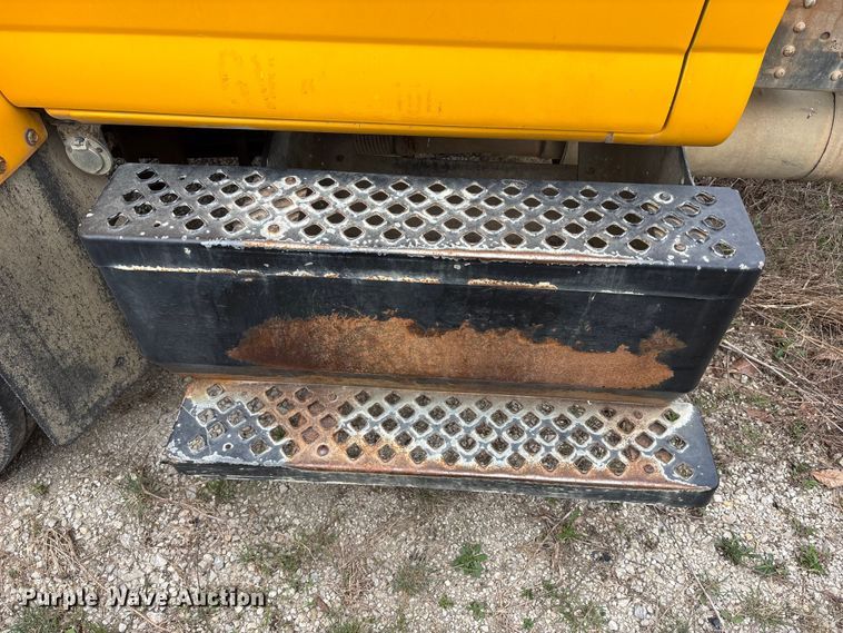 image for item FH7034 2006 GMC C7500 truck cab and chassis