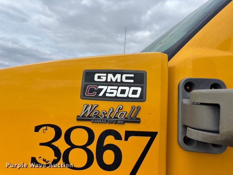 image for item FH7034 2006 GMC C7500 truck cab and chassis