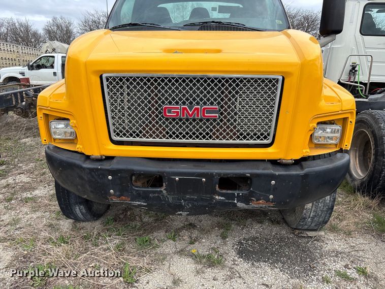 image for item FH7034 2006 GMC C7500 truck cab and chassis