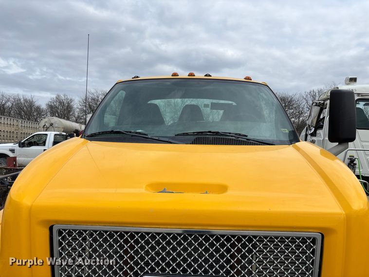 image for item FH7034 2006 GMC C7500 truck cab and chassis