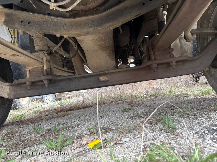 image for item FH7034 2006 GMC C7500 truck cab and chassis