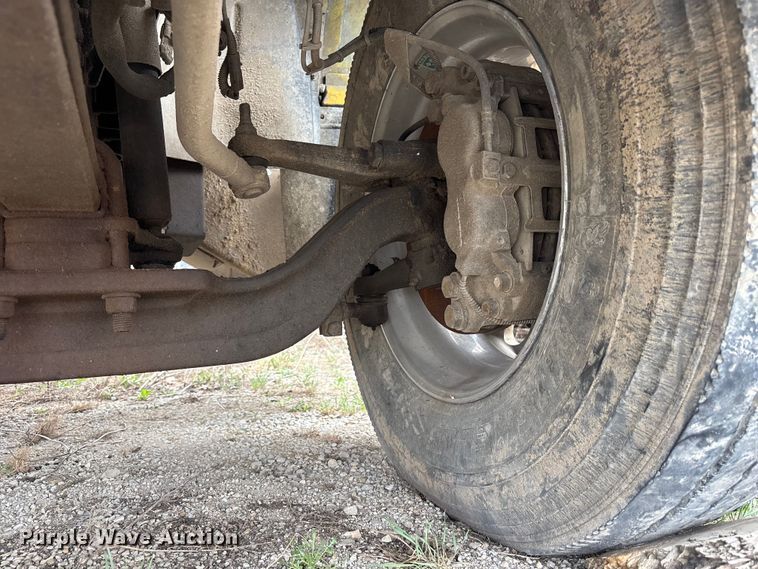 image for item FH7034 2006 GMC C7500 truck cab and chassis