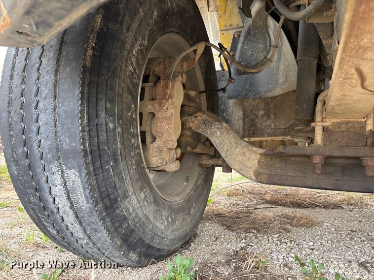 image for item FH7034 2006 GMC C7500 truck cab and chassis