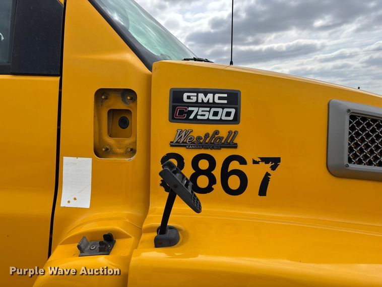 image for item FH7034 2006 GMC C7500 truck cab and chassis