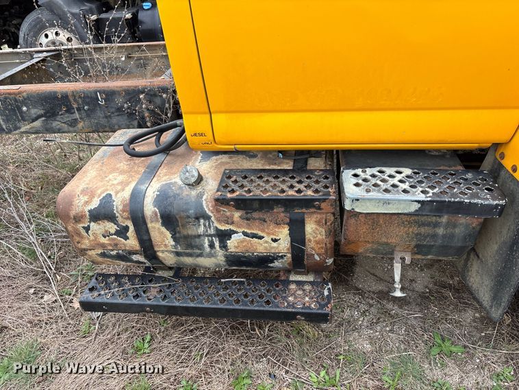 image for item FH7034 2006 GMC C7500 truck cab and chassis