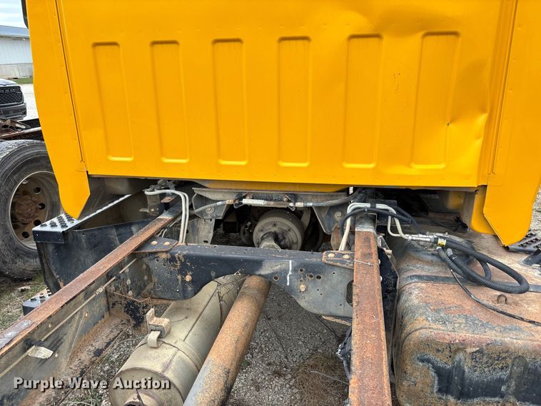 image for item FH7034 2006 GMC C7500 truck cab and chassis