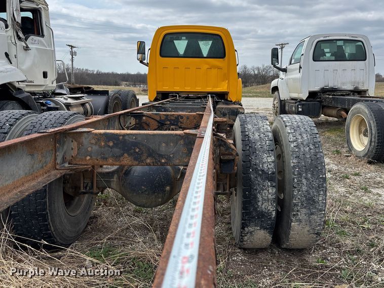 image for item FH7034 2006 GMC C7500 truck cab and chassis