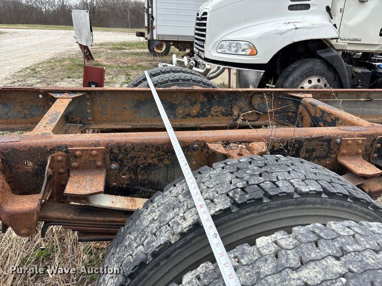 image for item FH7034 2006 GMC C7500 truck cab and chassis