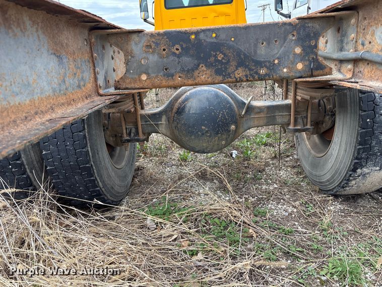 image for item FH7034 2006 GMC C7500 truck cab and chassis