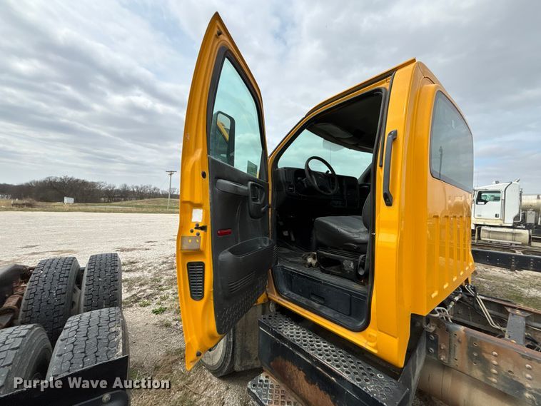 image for item FH7034 2006 GMC C7500 truck cab and chassis