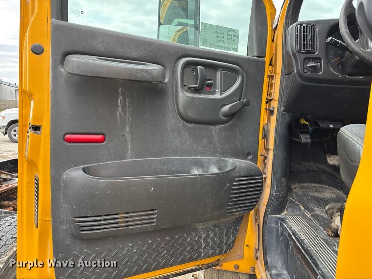 image for item FH7034 2006 GMC C7500 truck cab and chassis