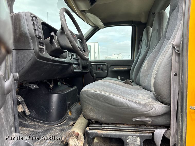 image for item FH7034 2006 GMC C7500 truck cab and chassis