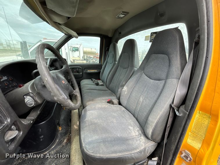 image for item FH7034 2006 GMC C7500 truck cab and chassis