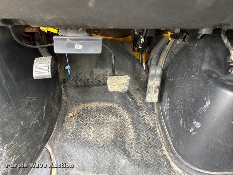 image for item FH7034 2006 GMC C7500 truck cab and chassis