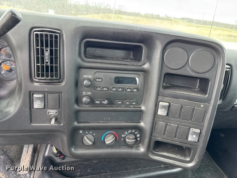 image for item FH7034 2006 GMC C7500 truck cab and chassis