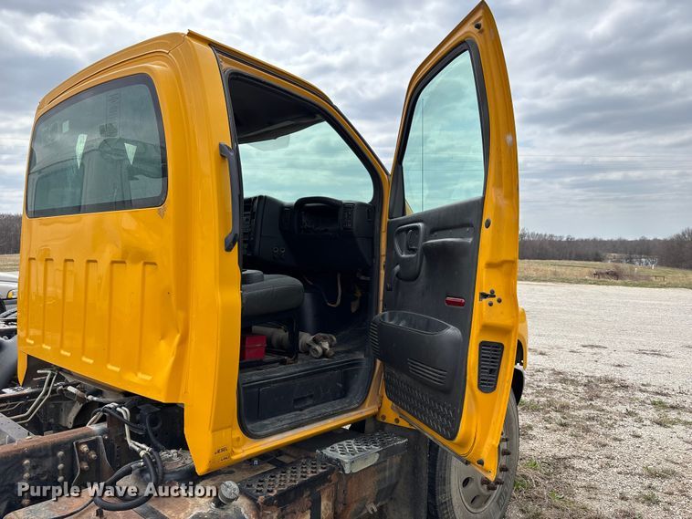 image for item FH7034 2006 GMC C7500 truck cab and chassis