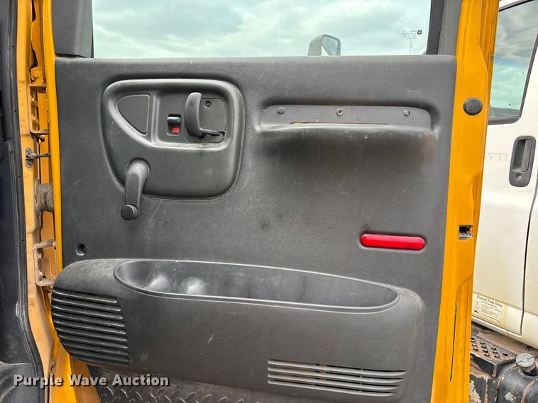 image for item FH7034 2006 GMC C7500 truck cab and chassis