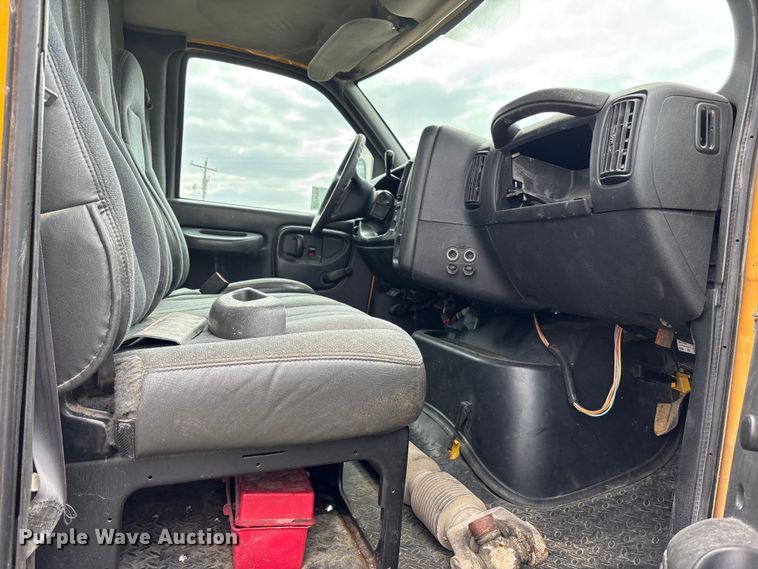 image for item FH7034 2006 GMC C7500 truck cab and chassis