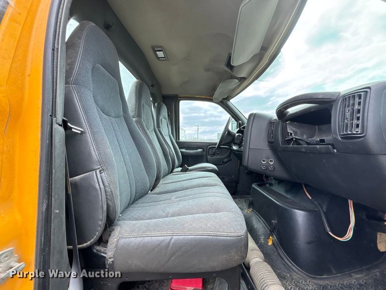 image for item FH7034 2006 GMC C7500 truck cab and chassis