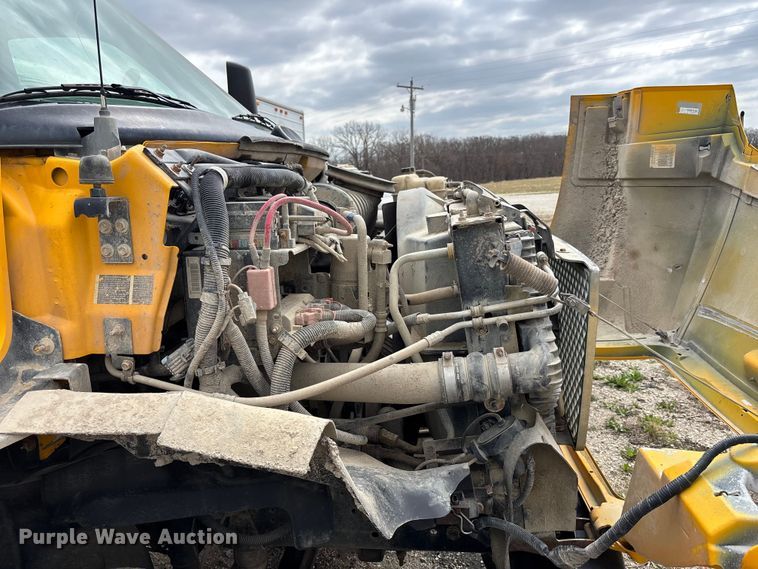 image for item FH7034 2006 GMC C7500 truck cab and chassis