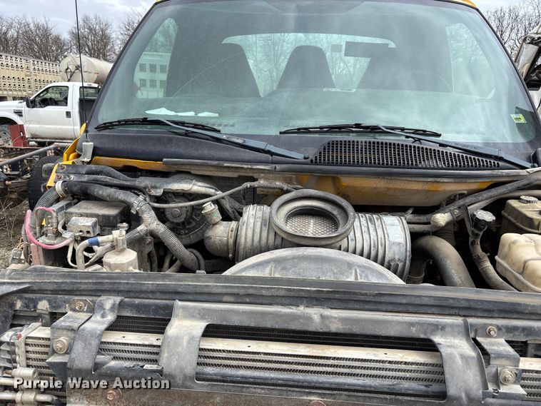 image for item FH7034 2006 GMC C7500 truck cab and chassis